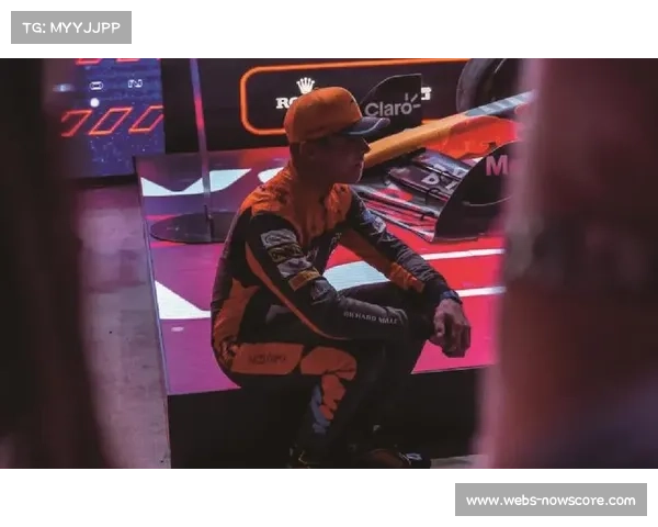 诺里斯卡塔尔站连续失误打滑，损失时间压力增大